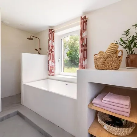 Peaceful Estate With Pool Near Tournon *
