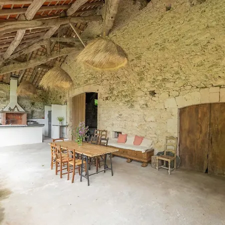 Peaceful Estate With Pool Near Tournon *